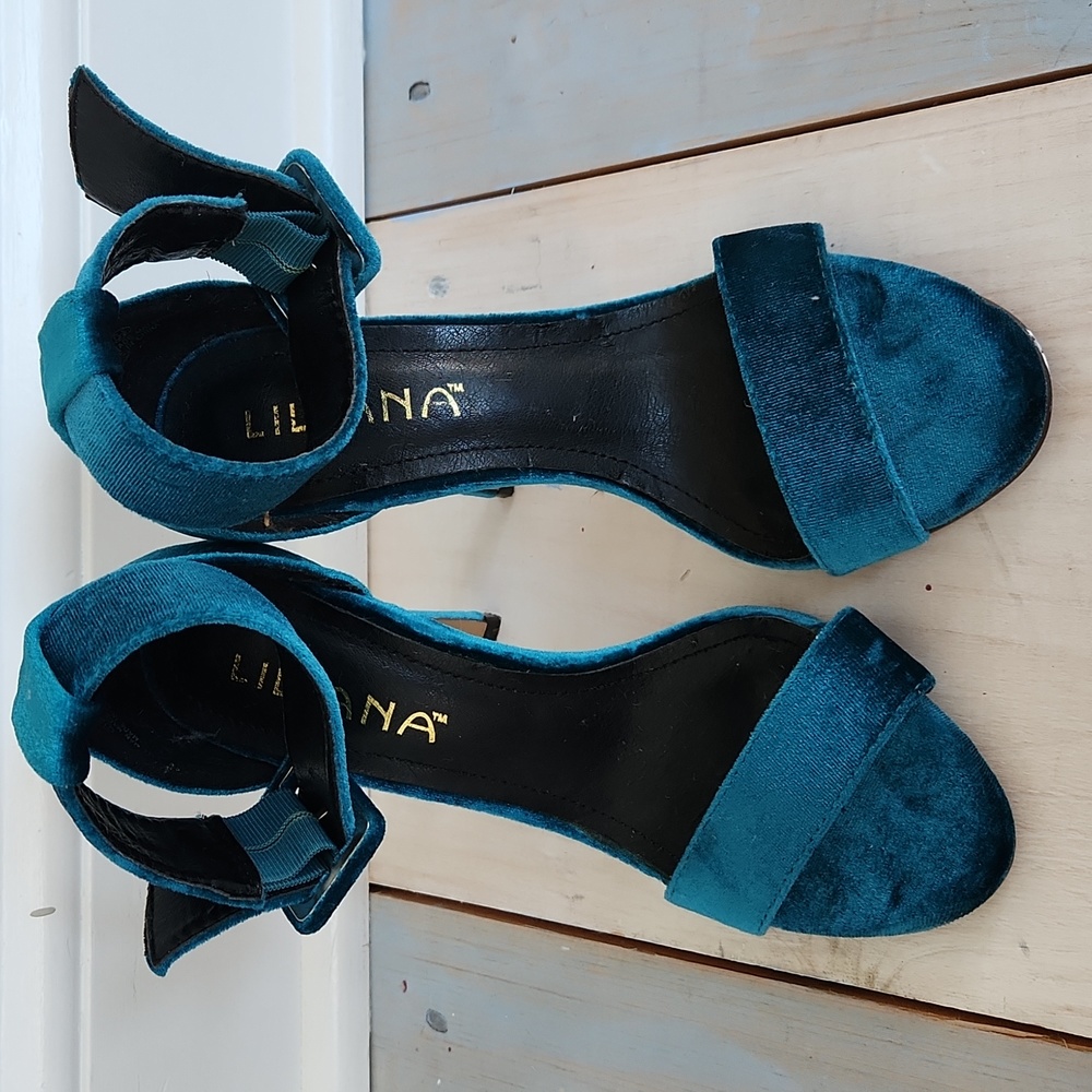 Lulu's blue velvet heel size 5.5